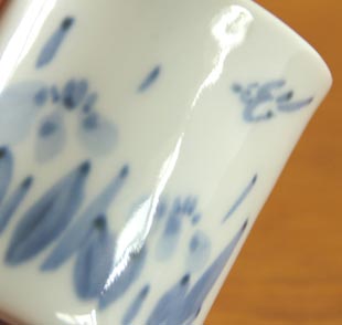 砥部焼・森陶房 あやめの湯のみ(小)の絵付け