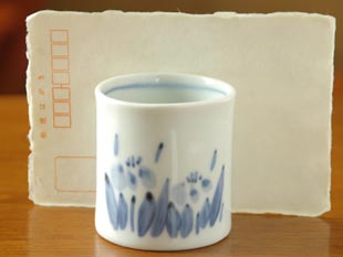 砥部焼・森陶房 あやめの湯のみ(小)をはがきと比べて