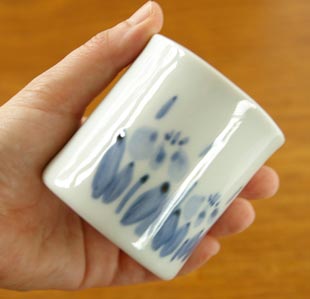 砥部焼・森陶房 あやめの筒湯のみ(小)を手に