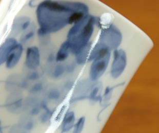 砥部焼・森陶房　ぶどうの筒湯のみ(大)の絵付け