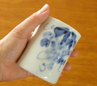 砥部焼・森陶房　ぶどうの筒湯のみ(大)を手に持って