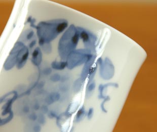 砥部焼・森陶房 ぶどうの筒湯のみ(小) の絵付け