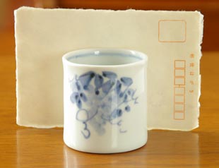 砥部焼・森陶房 ぶどうの筒湯のみ(小)をはがきと比較して