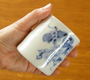 砥部焼・森陶房 ぶどうの筒湯のみ(小)を手に持って