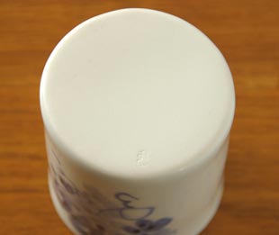 砥部焼・森陶房　ぶどうの筒湯のみ(小)の底面