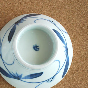 砥部焼・梅山窯 青笹の茶碗(小)の底面