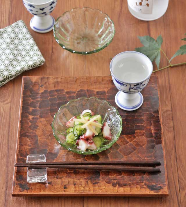 木製トレーに乗った酢の物と輪花小鉢