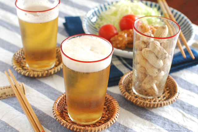 吹きガラス 村上恭一 赤巻ビアグラスにビールを
