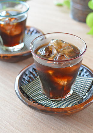 吹きガラス・村上恭一 赤巻タンブラーにアイスコーヒーを