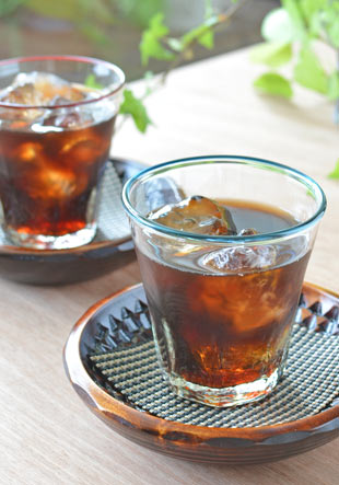 吹きガラス・村上恭一 青巻タンブラーにアイスコーヒーを