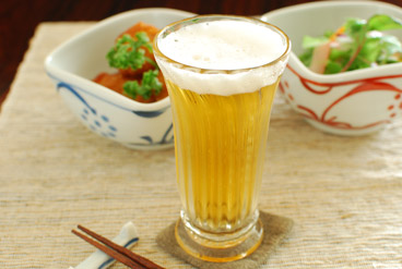吹きガラス　村上恭一　ひとくちビールグラスにビールを