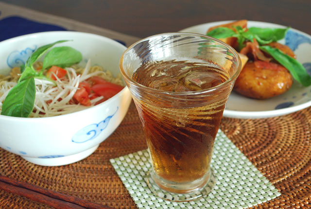 吹きガラス 台付タンブラーに麦茶を
