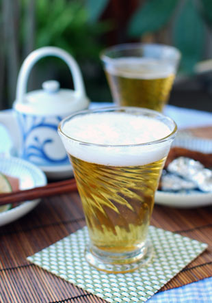 吹きガラス 村上恭一 台付タンブラーにビールを
