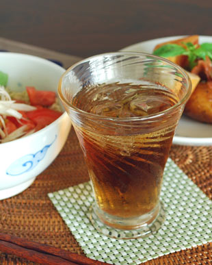 吹きガラス 村上恭一 台付タンブラーに麦茶を