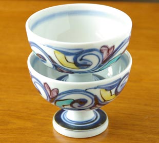 砥部焼・西岡工房　花からくさの馬上杯を重ねて