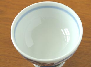 砥部焼・西岡工房　花からくさの馬上杯を上から見て