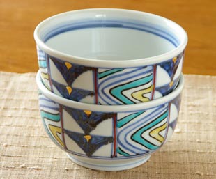 砥部焼・西岡工房 色絵金彩の丼を重ねて