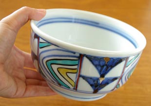 砥部焼・西岡工房 色絵金彩の丼を手に持って