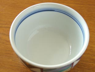 砥部焼・西岡工房 色絵金彩の丼を上から見て
