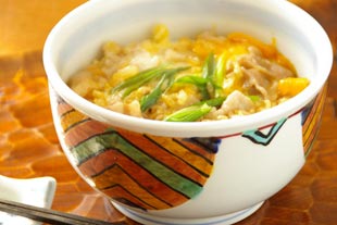砥部焼 やきしめ柄のどんぶりに豚丼を
