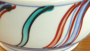 砥部焼･西岡工房　よろけもようのどんぶりの絵付け