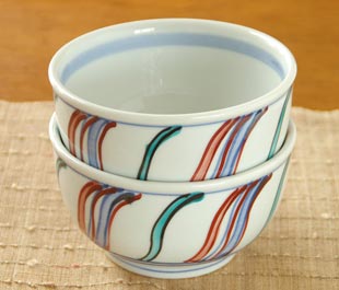 砥部焼･西岡工房　よろけもようのどんぶりを重ねて