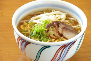 砥部焼･西岡工房のどんぶりにラーメンを