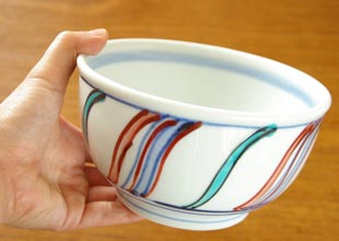 砥部焼･西岡工房　よろけもようのどんぶりを手に持って