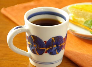 砥部焼・西岡工房　ごすまる柄のマグカップにコーヒーを