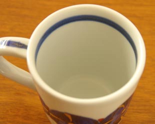 砥部焼・西岡工房　ごすまる柄のマグカップを上から見て