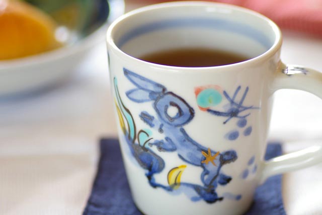 砥部焼 うさぎのマグカップにコーヒーを