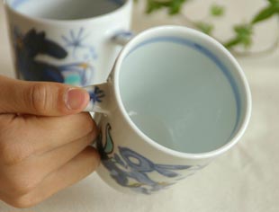 砥部焼 うさぎのマグカップを手に持って