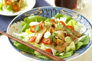 青いパスタ皿 サラダ