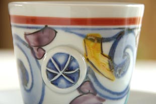 砥部焼 花からくさのコーヒーカップの絵付け