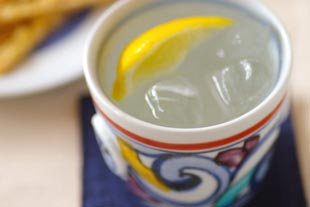 砥部焼 花からくさのコーヒーカップに焼酎を