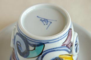 砥部焼 花からくさのコーヒーカップの底面