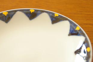 砥部焼・西岡工房 ゴスペン金彩の取皿の絵付け