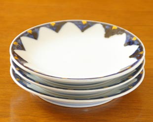 砥部焼・西岡工房 ゴスペン金彩の取皿を重ねて