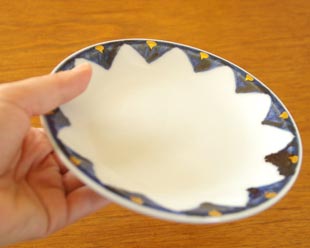 砥部焼・西岡工房 ゴスペン金彩の取皿を手に持って