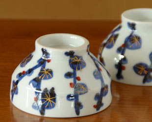 砥部焼・西岡工房　梅林の茶碗を伏せて