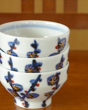 砥部焼・西岡工房　梅林の茶碗を重ねて