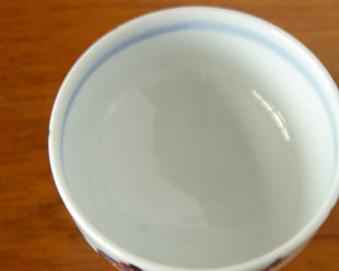 砥部焼・西岡工房　梅林の茶碗を上から見て