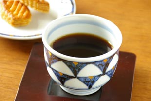 砥部焼・西岡工房 ゴスペン柄の湯呑にコーヒーを入れて