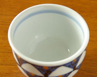 砥部焼・西岡工房 ゴスペン柄の湯呑を上から見て