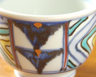 砥部焼・西岡工房 いろえ金彩の湯呑の絵付け