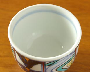 砥部焼・西岡工房 いろえ金彩の湯呑を上から見て