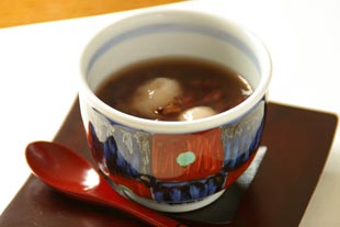 砥部焼・西岡工房 市松もようの湯呑におしるこを入れて