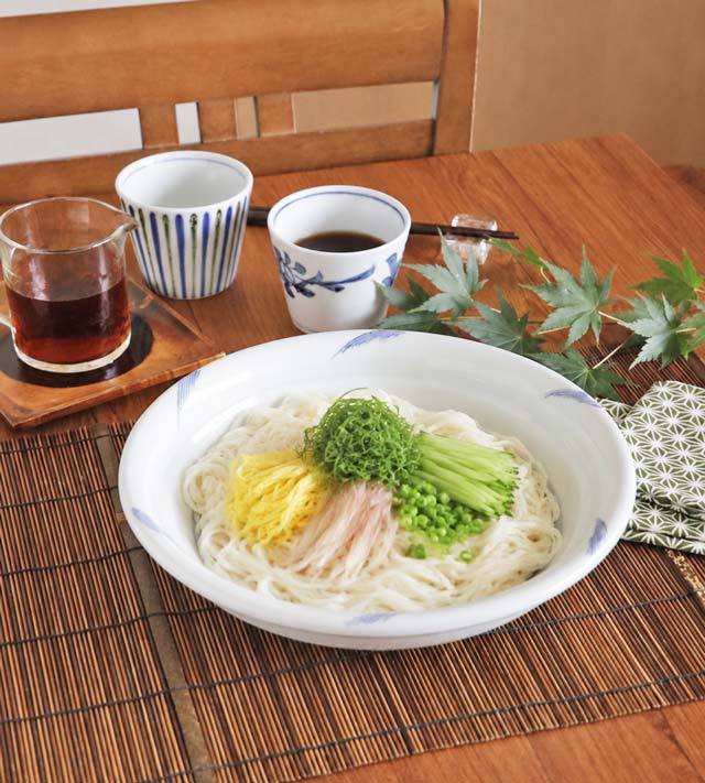 めだかの玉ぶち浅鉢に薬味たっぷりの素麺を爽やかに盛り付けた食卓