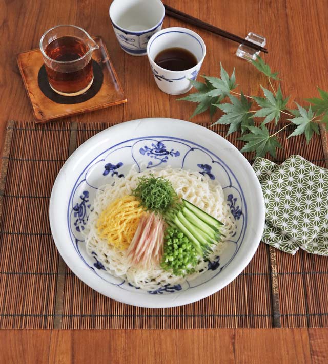 なずな文の玉浅鉢に薬味たっぷりの素麺を涼しげに盛り付けた食卓