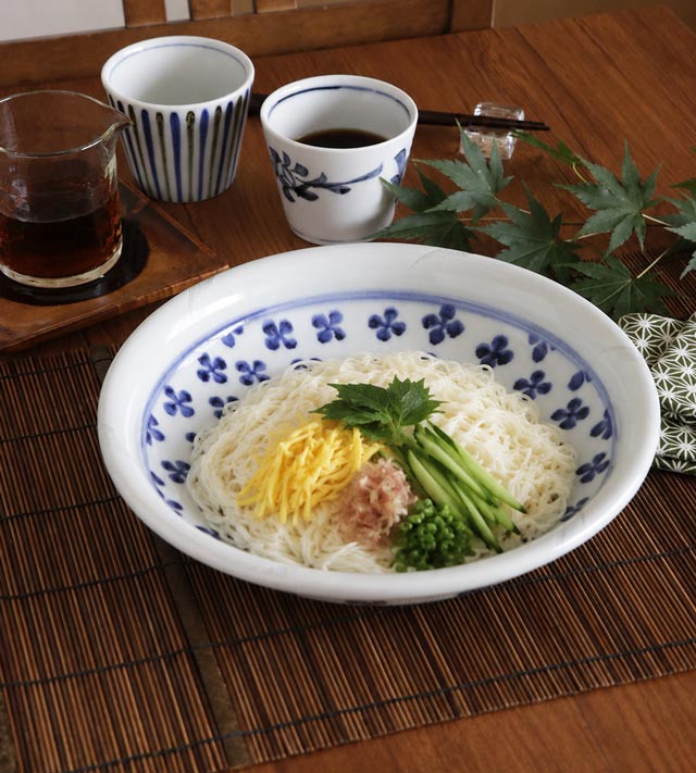 よつば文の玉浅鉢に薬味たっぷりの素麺を涼しげに盛り付けた食卓